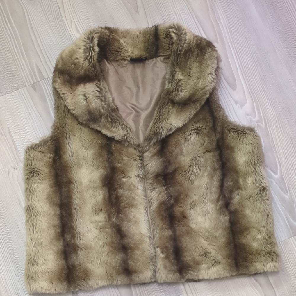 Woodland M Acrylic Cashmere Faux Fur Vest in Brown Needs Washed Missing Hooks